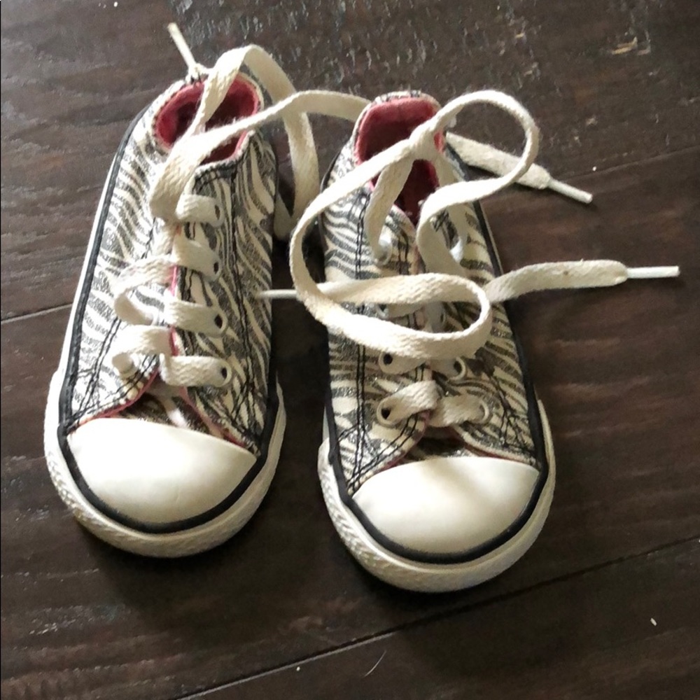 Size 5 zebra glitter converse EUC